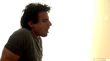 Зрелая домработница специально застряла под кроватью