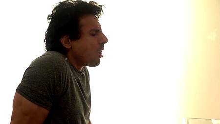 Зрелая домработница специально застряла под кроватью