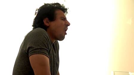 Зрелая домработница специально застряла под кроватью