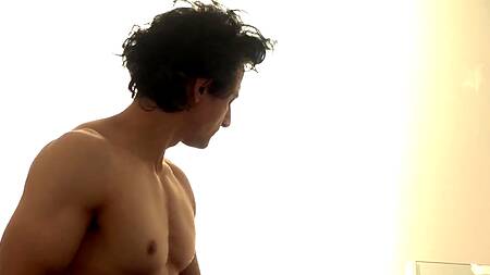 Зрелая домработница специально застряла под кроватью