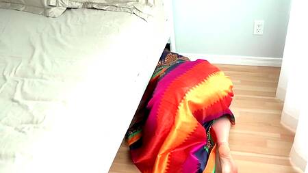 Зрелая домработница специально застряла под кроватью