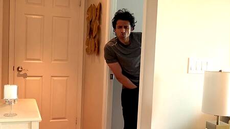 Зрелая домработница специально застряла под кроватью