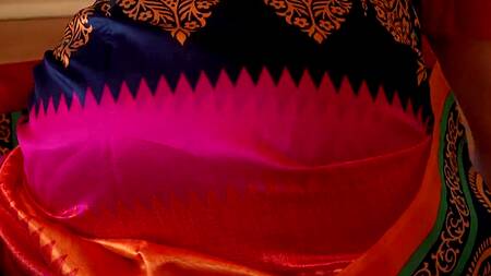 Зрелая домработница специально застряла под кроватью