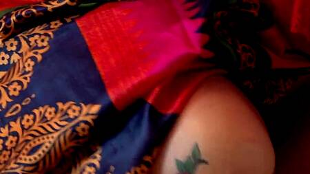 Зрелая домработница специально застряла под кроватью