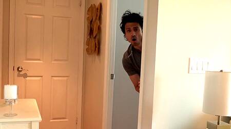 Зрелая домработница специально застряла под кроватью