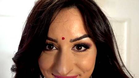 Задрал юбку индийской красотки и выебал её раком