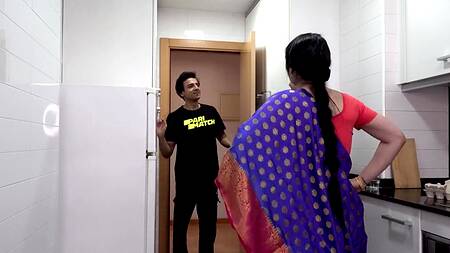 Помог жене друга на кухне и там же её трахнул