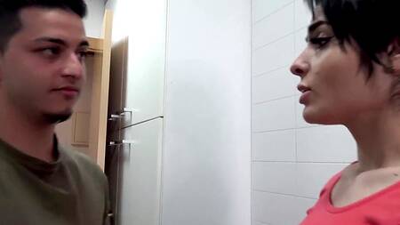 Помог жене друга на кухне и там же её трахнул