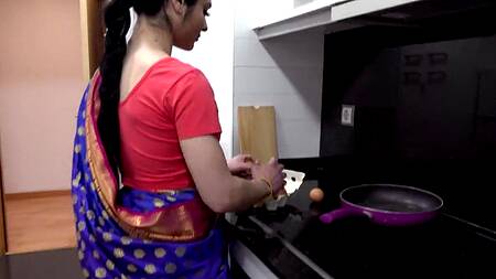 Помог жене друга на кухне и там же её трахнул