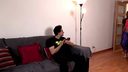 Помог жене друга на кухне и там же её трахнул