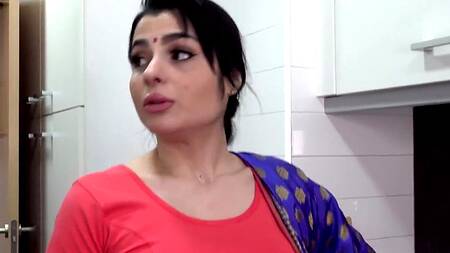 Помог жене друга на кухне и там же её трахнул