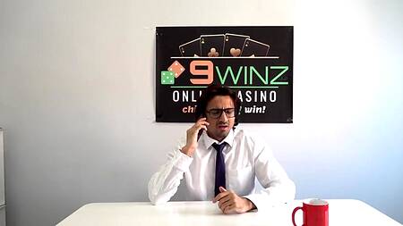 Милашка устраивается работать горничной через секс