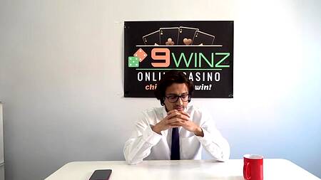 Милашка устраивается работать горничной через секс