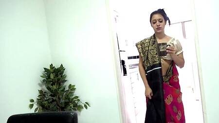 Милая домработница встает раком и соблазняет на интим