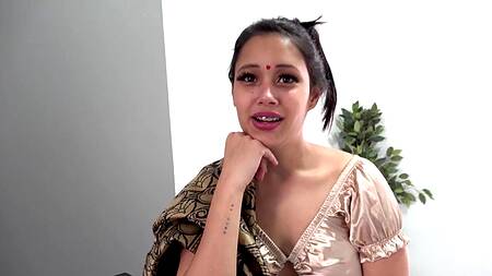 Милая домработница встает раком и соблазняет на интим