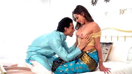 Индийская красотка в традиционном платье соблазняет на интим