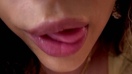 Индийская красотка в традиционном платье соблазняет на интим