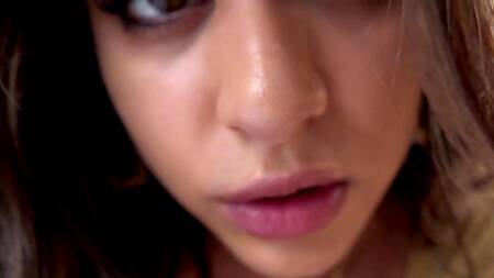 Индийская красотка в традиционном платье соблазняет на интим