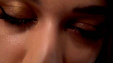 Индийская красотка в традиционном платье соблазняет на интим