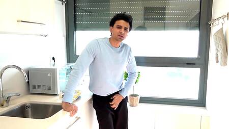 Приехал чинить раковину, но трахнул красотку раком на кухне