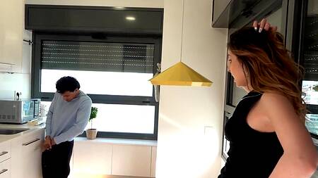 Приехал чинить раковину, но трахнул красотку раком на кухне