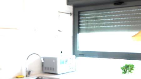 Приехал чинить раковину, но трахнул красотку раком на кухне