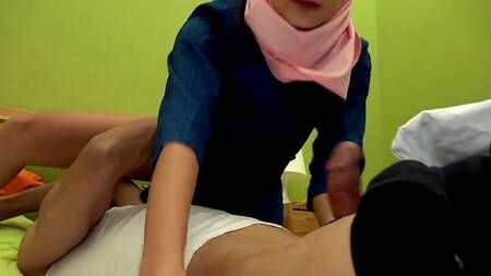 Сводная сестра мусульманка садится брату на лицо