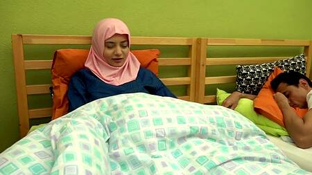 Сводная сестра мусульманка садится брату на лицо