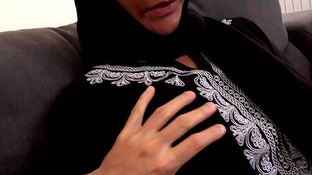 Трахаться с хозяином не этично, но красотка не может отказаться