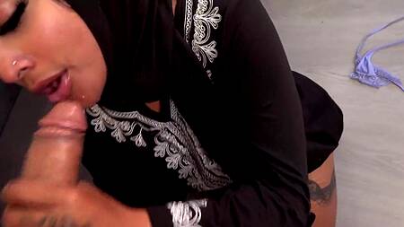 Трахаться с хозяином не этично, но красотка не может отказаться