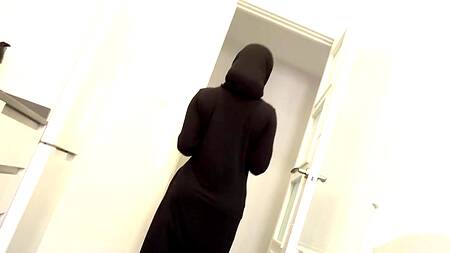 Трахаться с хозяином не этично, но красотка не может отказаться