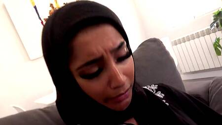 Трахаться с хозяином не этично, но красотка не может отказаться