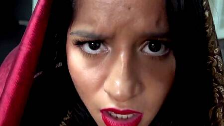 Индийский мужик не удержался и трахнул милую домработницу