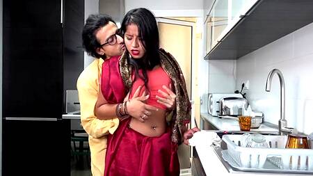 Индийский мужик не удержался и трахнул милую домработницу