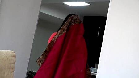 Индийский мужик не удержался и трахнул милую домработницу