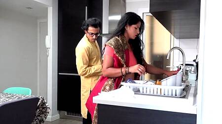 Индийский мужик не удержался и трахнул милую домработницу