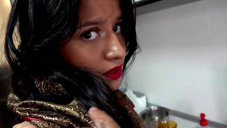 Индийский мужик не удержался и трахнул милую домработницу