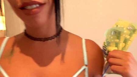 Красивая соседка согласна на секс за деньги