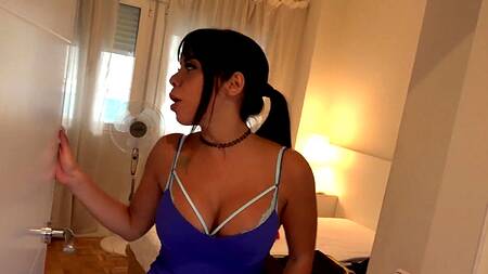 Красивая соседка согласна на секс за деньги