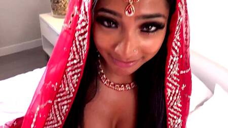 Индийская невеста наслаждается первым брачным сексом