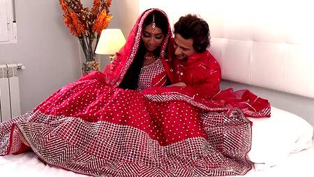 Индийская невеста наслаждается первым брачным сексом