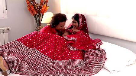 Индийская невеста наслаждается первым брачным сексом