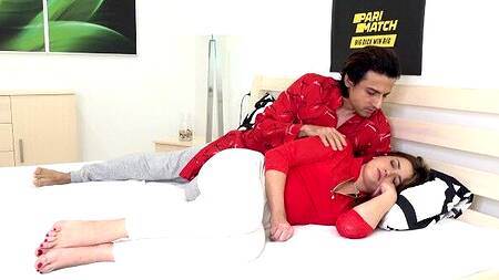 Индийская сводная сестра жарко трахается и лижет жопу брата