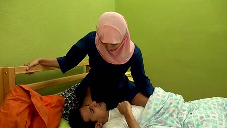 Сводная сестра мусульманка садится брату на лицо и сосет толстый член