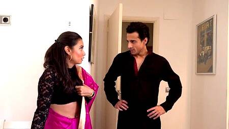 Жена сидит у мужа на лице, а горничная подсматривает