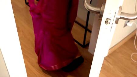 Жена сидит у мужа на лице, а горничная подсматривает