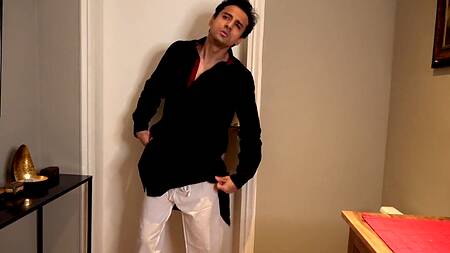 Жена сидит у мужа на лице, а горничная подсматривает