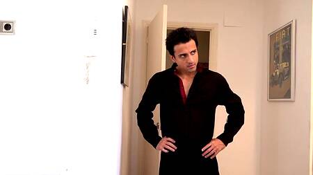 Жена сидит у мужа на лице, а горничная подсматривает