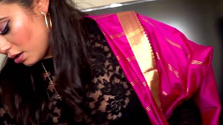 Жена сидит у мужа на лице, а горничная подсматривает