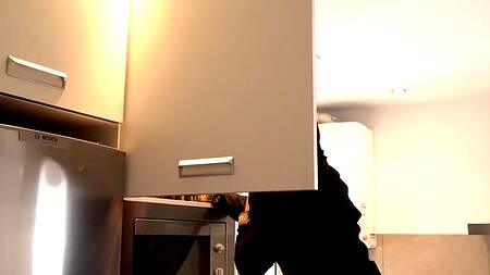 Зашел к соседке мусульманке и трахнул её раком на кухне